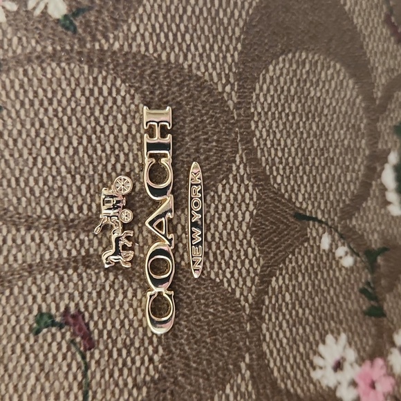 Beautiful Coach Evergreen Wildflower Signatue Camera Style Crossbody Bag π©·π€ - Picture 3 of 16